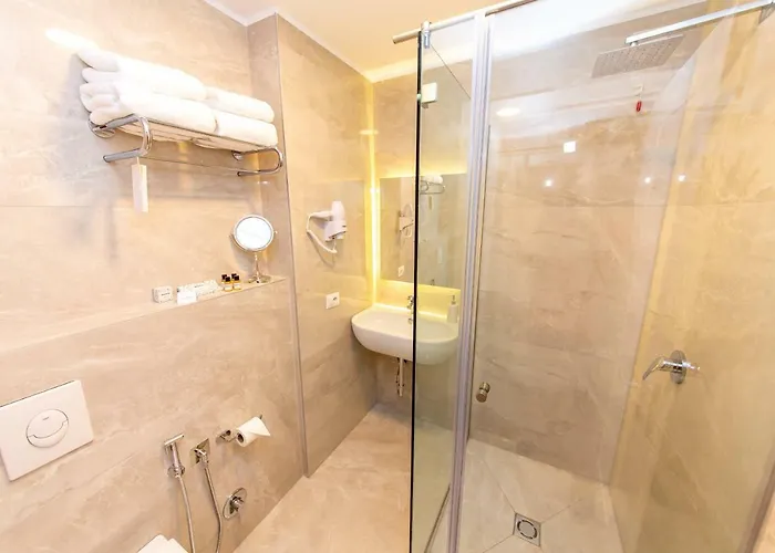 ホテル Light Yzberishti